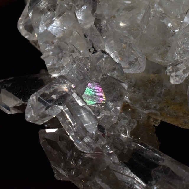 高品質!虹入り水晶クラスター(ゼッカクリスタル)ブラジル ゼッカ・デ・ソウザ産 ZQ06