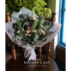 母の日に：季節のお花のおまかせフレッシュスワッグブーケS