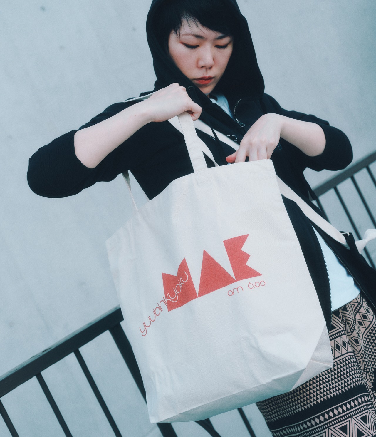 新宿の集合場所・赤／大きめトート