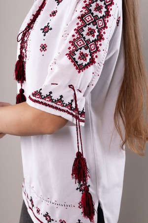 ウクライナ刺繍ヴィシヴァンカ・クラシック　ドニプロ　七分袖　手刺繍　麻　レディース・フリーサイズ