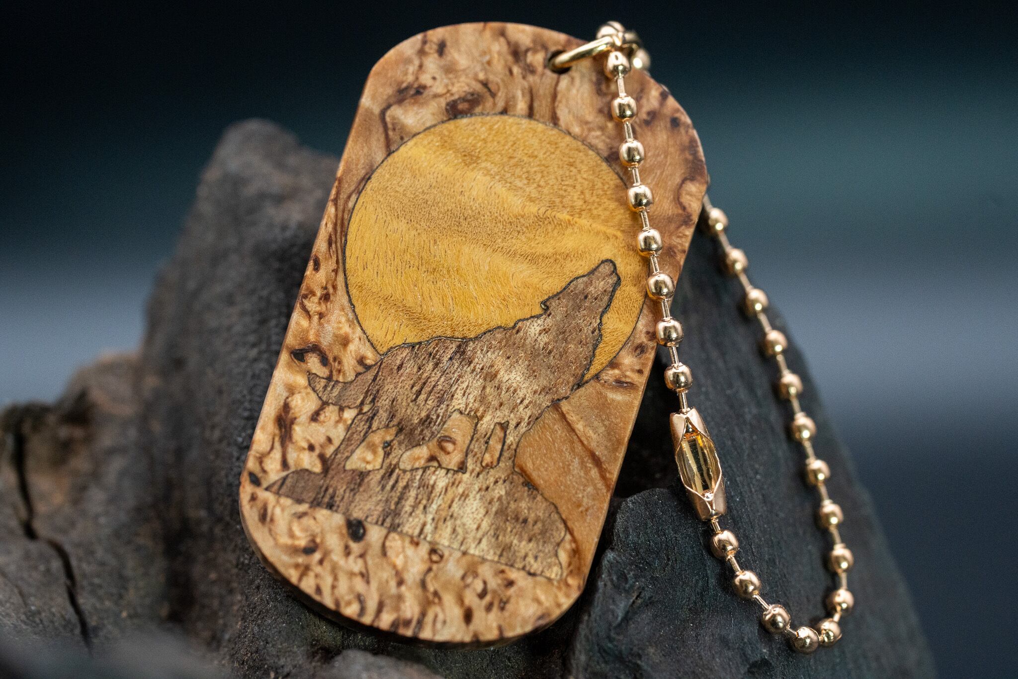 ※【 北欧の銘木 】マスールバーチ ドッグタグ 象嵌 月と狼