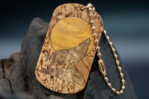 ※【 北欧の銘木 】マスールバーチ ドッグタグ 象嵌 月と狼