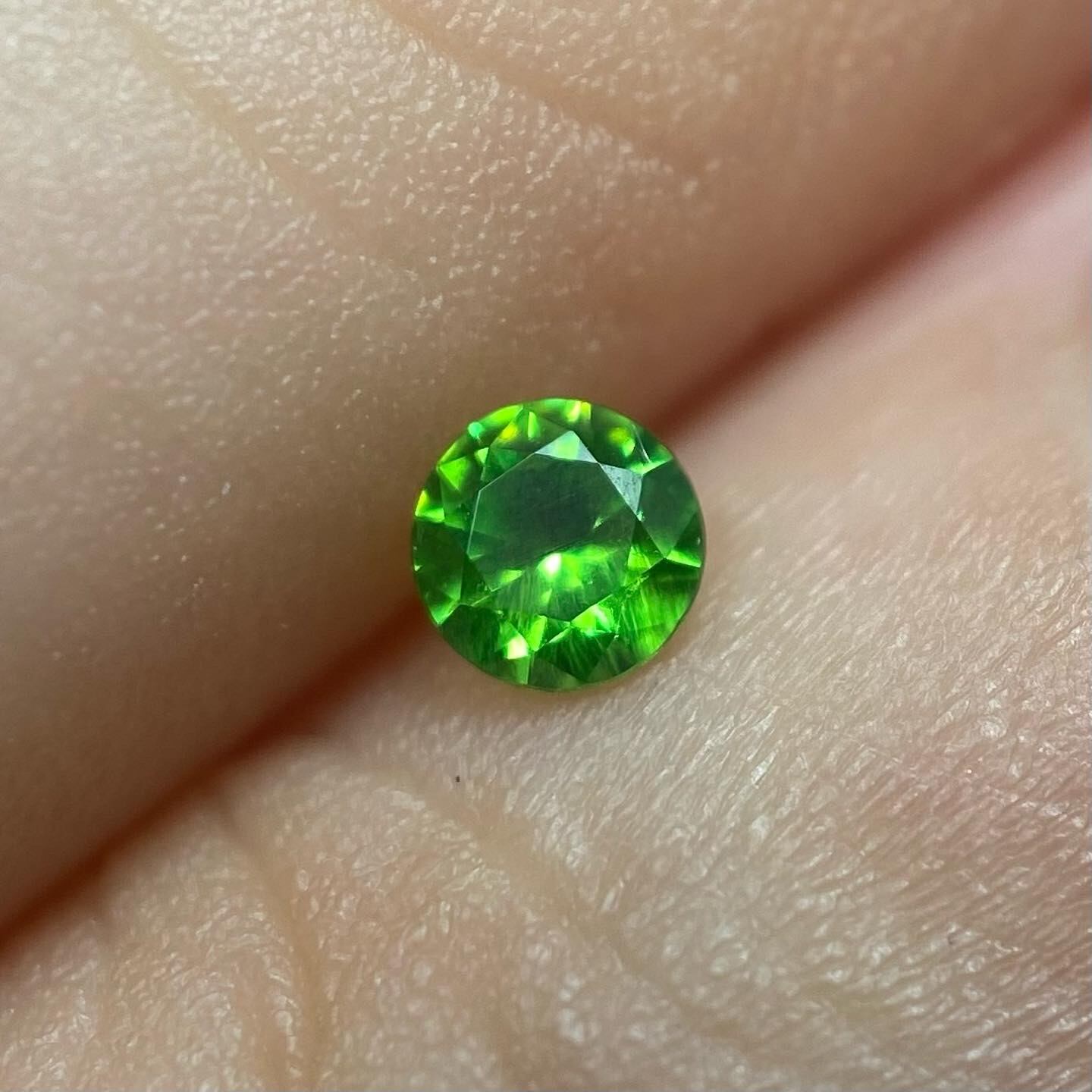 綺麗なホーステール入り ロシア産デマントイドガーネット