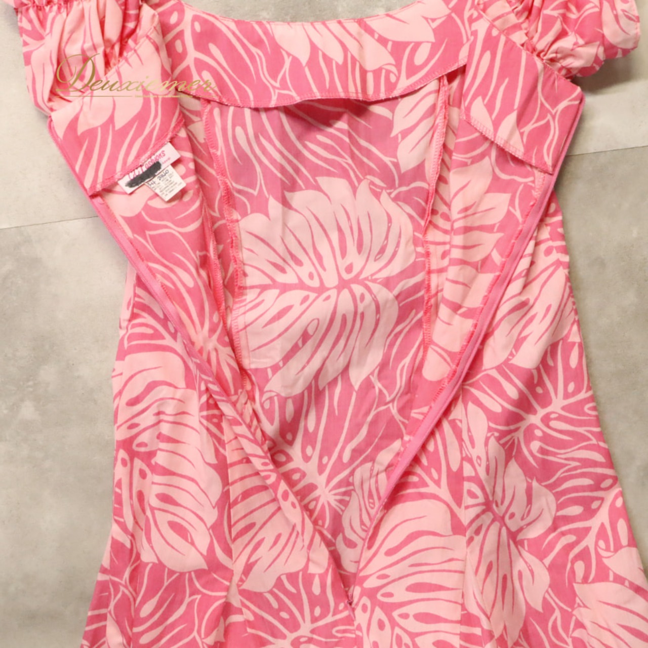 フラダンス 衣装 CC Fashions CCファッション ワンピース ドレス ピンク系 モンステラ柄 植物柄 ハワイアンプリント ハワイアン アロハ フラ ダンス レッスン 練習 ハワイアンダンス フリル フレアスカート ホワイト系 ハワイ製 華やか かわいい おしゃれ 上品 大人っぽい ダンス衣装