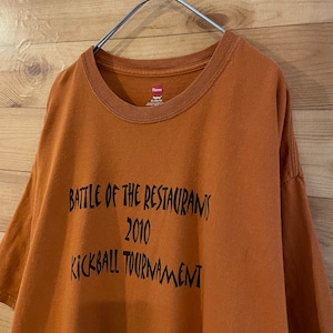 【Hanes】キックボールトーナメント大会 ロゴ バックプリント Tシャツ XL ビッグサイズ battle of the restaurants kickball tournament US古着