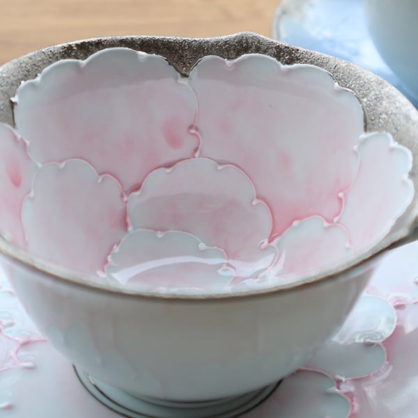 有田焼 コーヒーカップ プラチナ牡丹 ブルー・ピンク 3-044 | MARUFUKU
