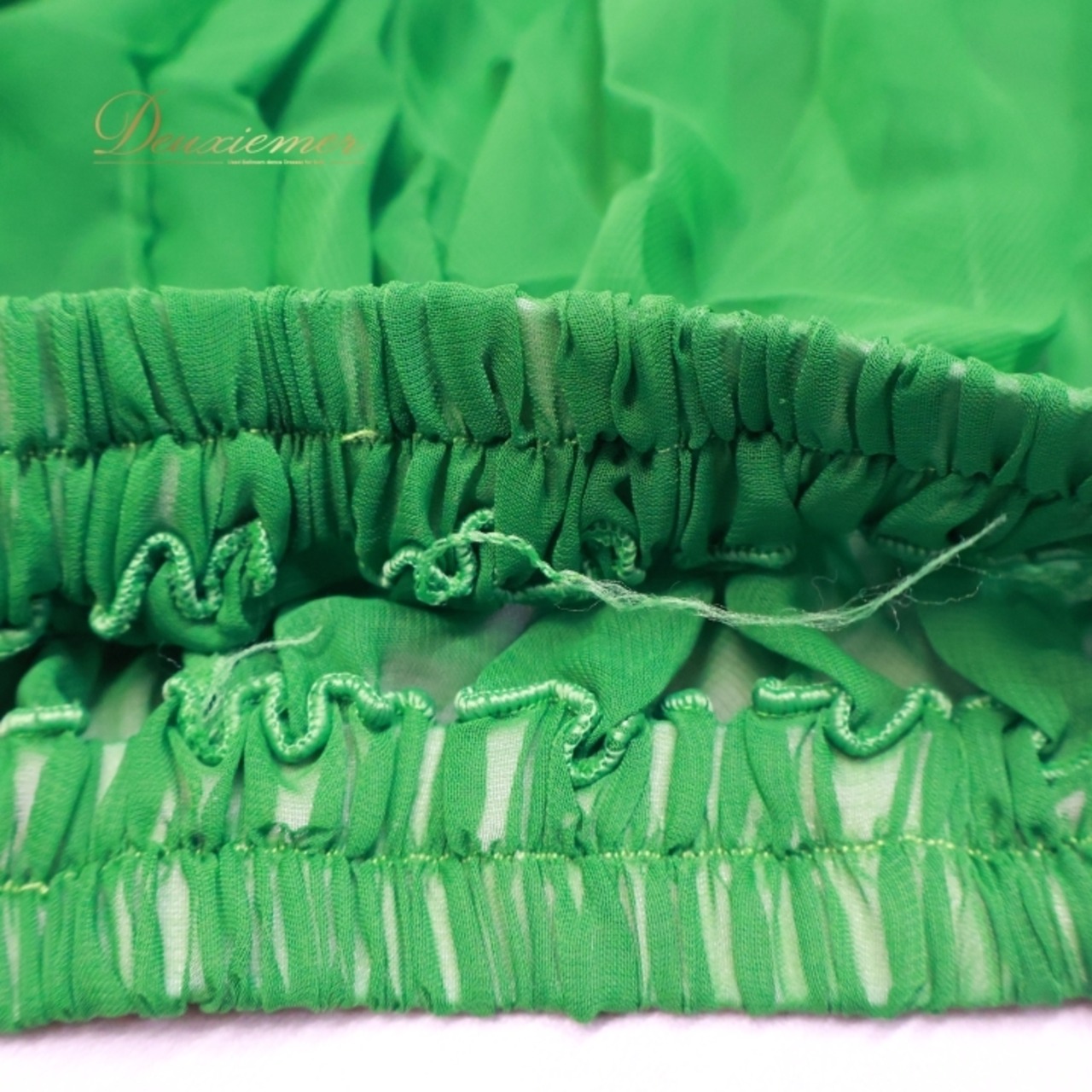 ベリーダンス オリエンタル 衣装 上下セット グリーン系 トップス スカート ベルト アーム アーム飾り ベール コイン ビーズ フリンジ 豪華 装飾 透け感 スリット 華やか ダンス衣装 イベント ステージ キラキラ