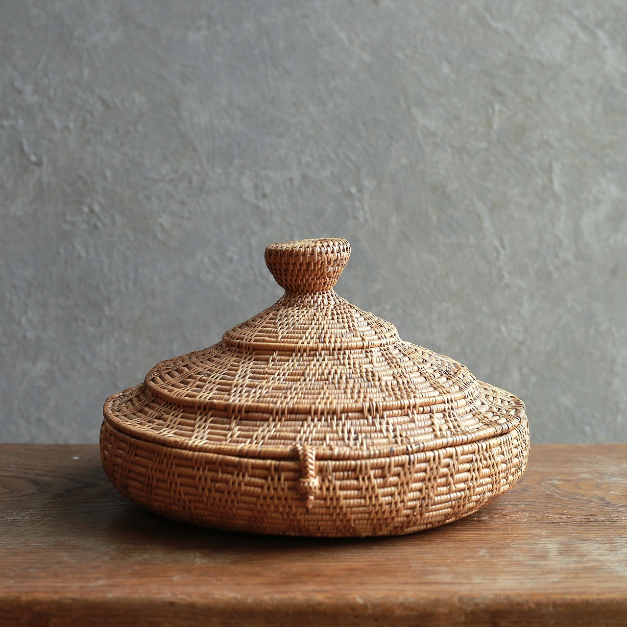 編み模様が美しい、とんがり帽子の小物入れ｜アタ 蓋付き小物入れ ラウンドバスケット