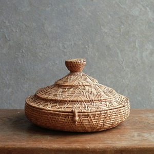 編み模様が美しい、とんがり帽子の小物入れ｜アタ 蓋付き小物入れ ラウンドバスケット