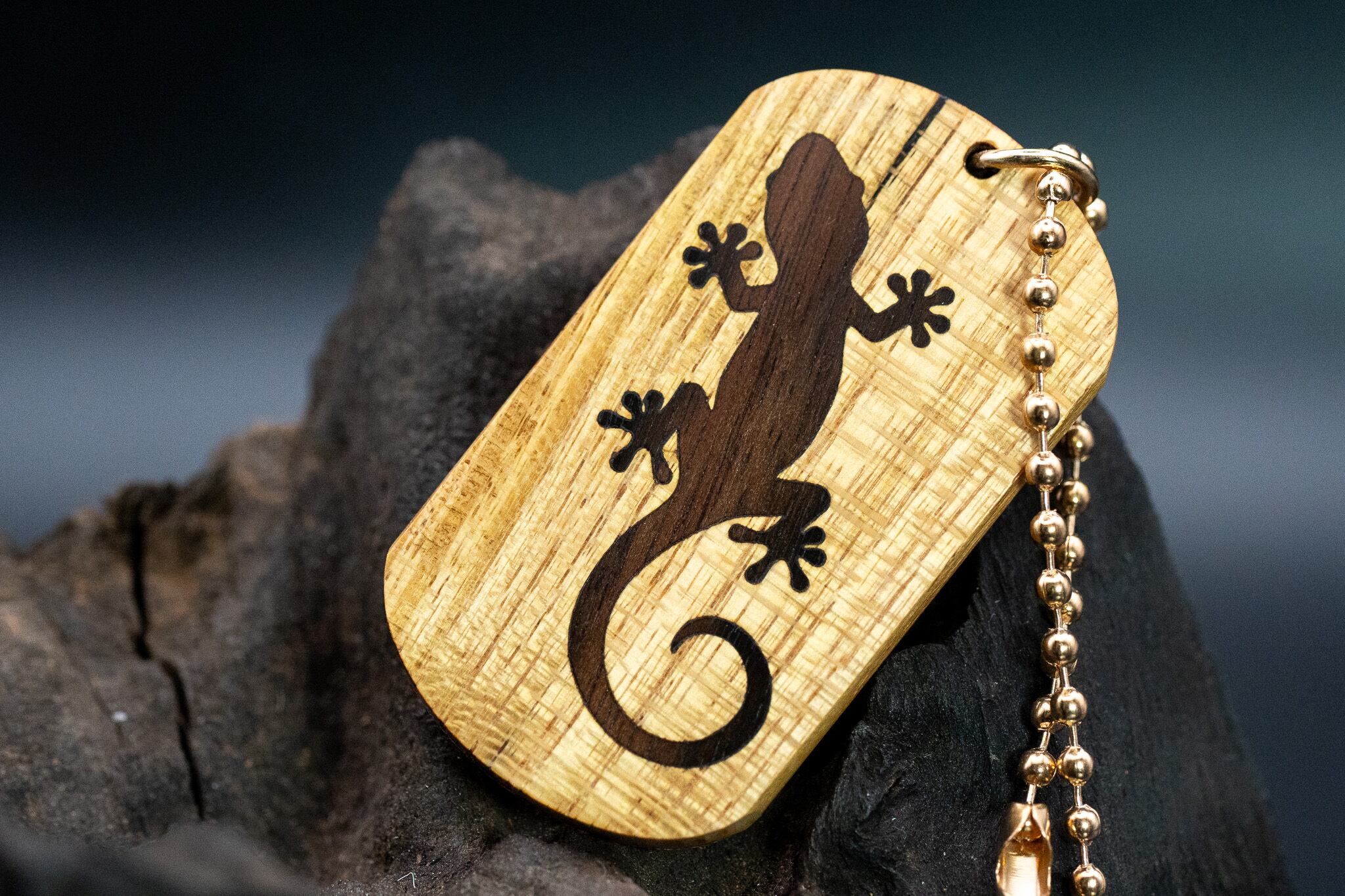 【黄金の木】 御蔵島 金桑 ドッグタグ 象嵌 木登りトカゲ