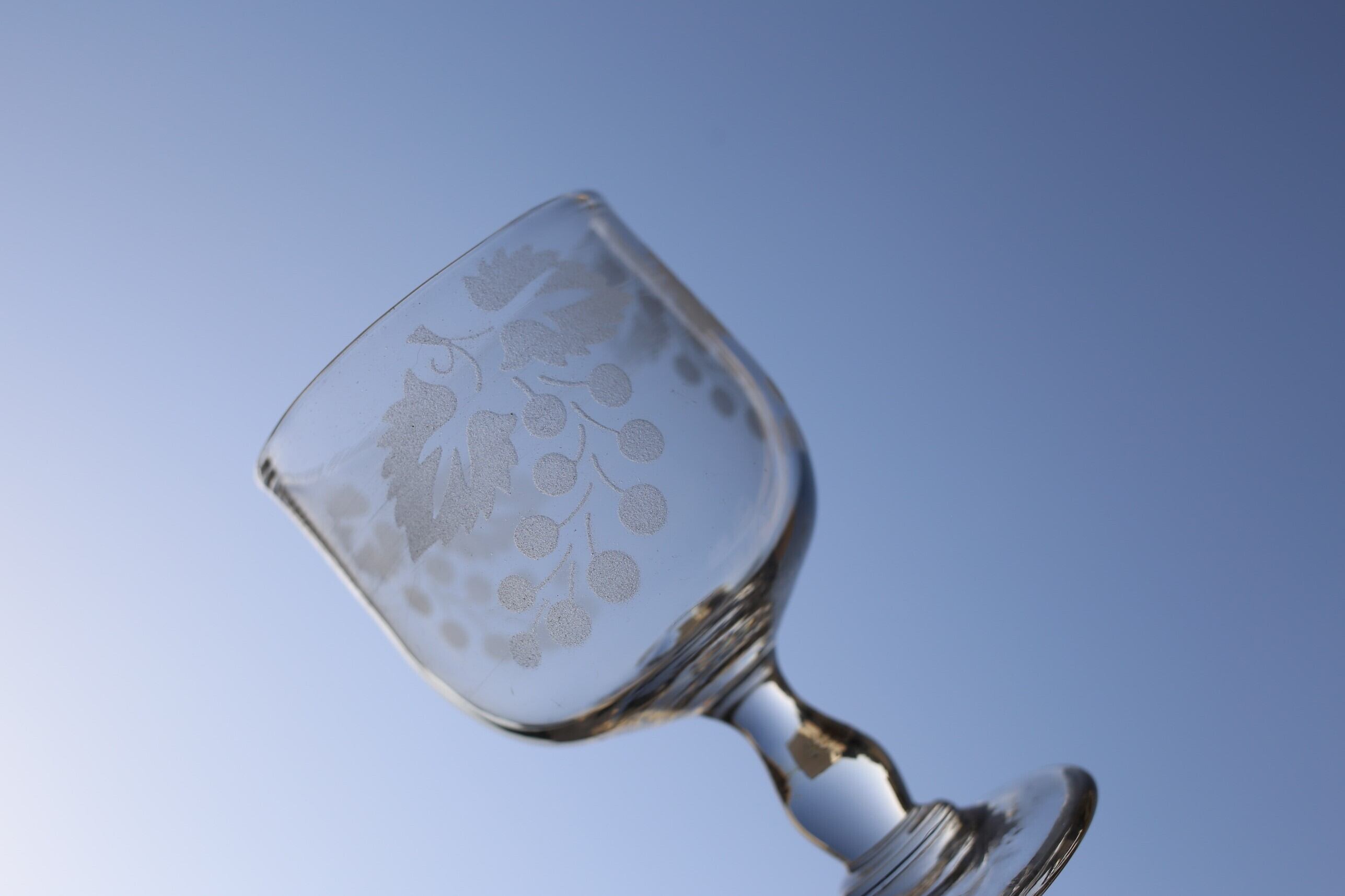 フランス アンティーク 吹きガラス ワイングラス 『ブドウ柄』 N-03731