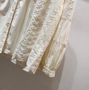 刺繍入りラウンドネックシャツ