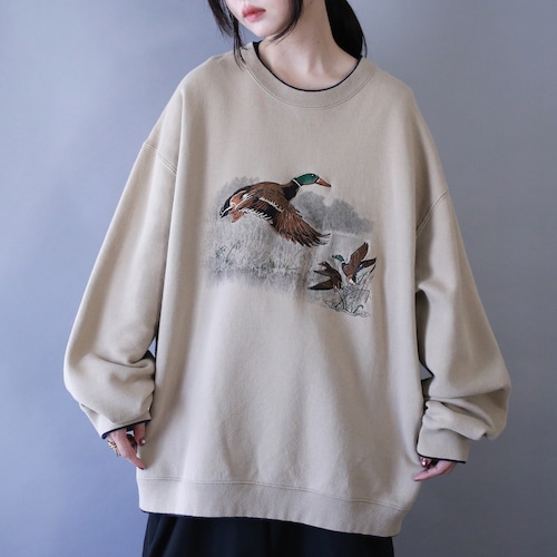 "刺繍" animal design over silhouette sweatshirt