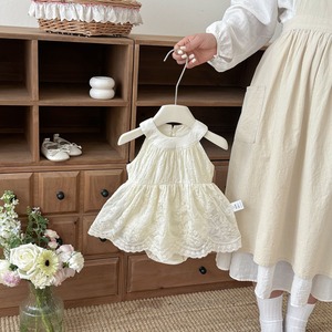 【BABY】ノースリーブクリームロンパース