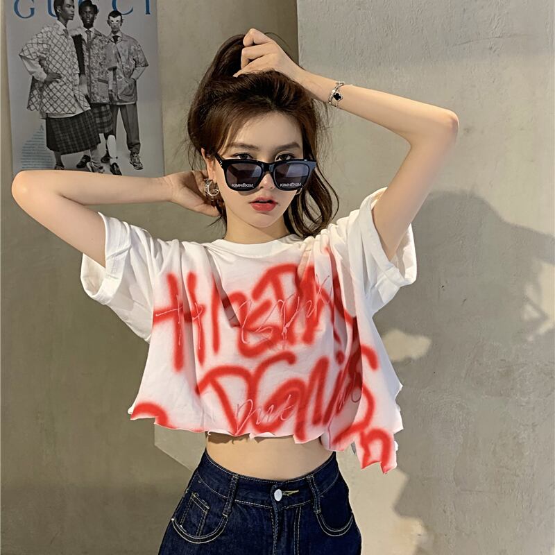 グラフィティプリントデザインセンスレターラウンドネックホワイトTシャツレディースサマールース2020新しい半袖ニッチトップ ブラックストロベリース37376547880