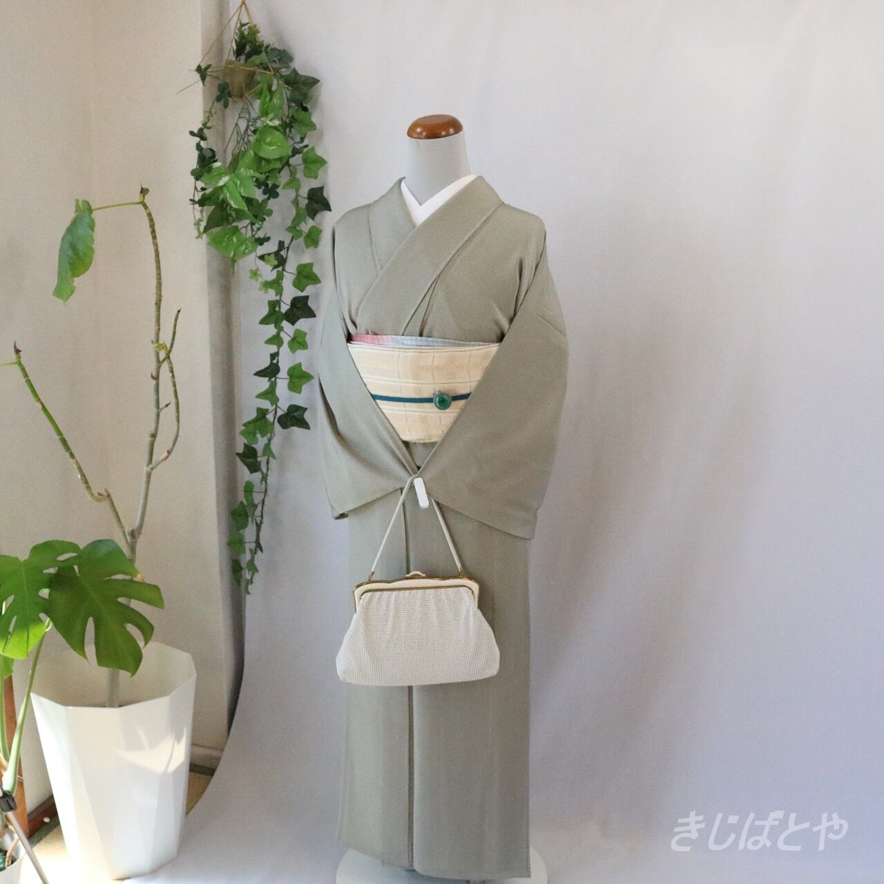 きもの誠実屋】 ほぼ未使用 美品 袷の着物 正絹 小紋 縮緬 手加工 風景 御所 細やかな手仕事 手縫い 黒 裄丈たっぷり 【消費税なし】 きもの誠実屋 ほぼ未使用 美品 正絹 小紋 利休鼠色 ぼかし