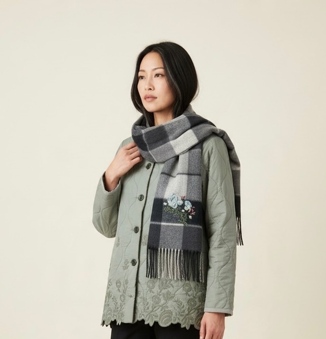 SUPER HAKKA｜チェックに白い薔薇を咲かせて・ホワイトローズ刺繍ウールストール