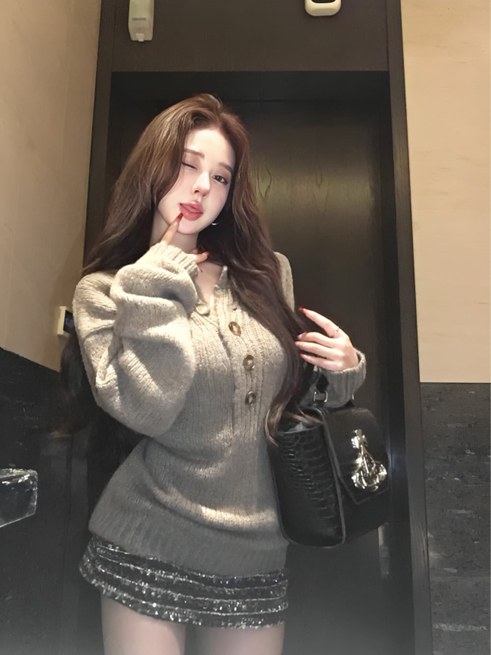 #大人カジュアル|ボタンダウンスタイルセーター&ツイードモチーフスパンコールスカート