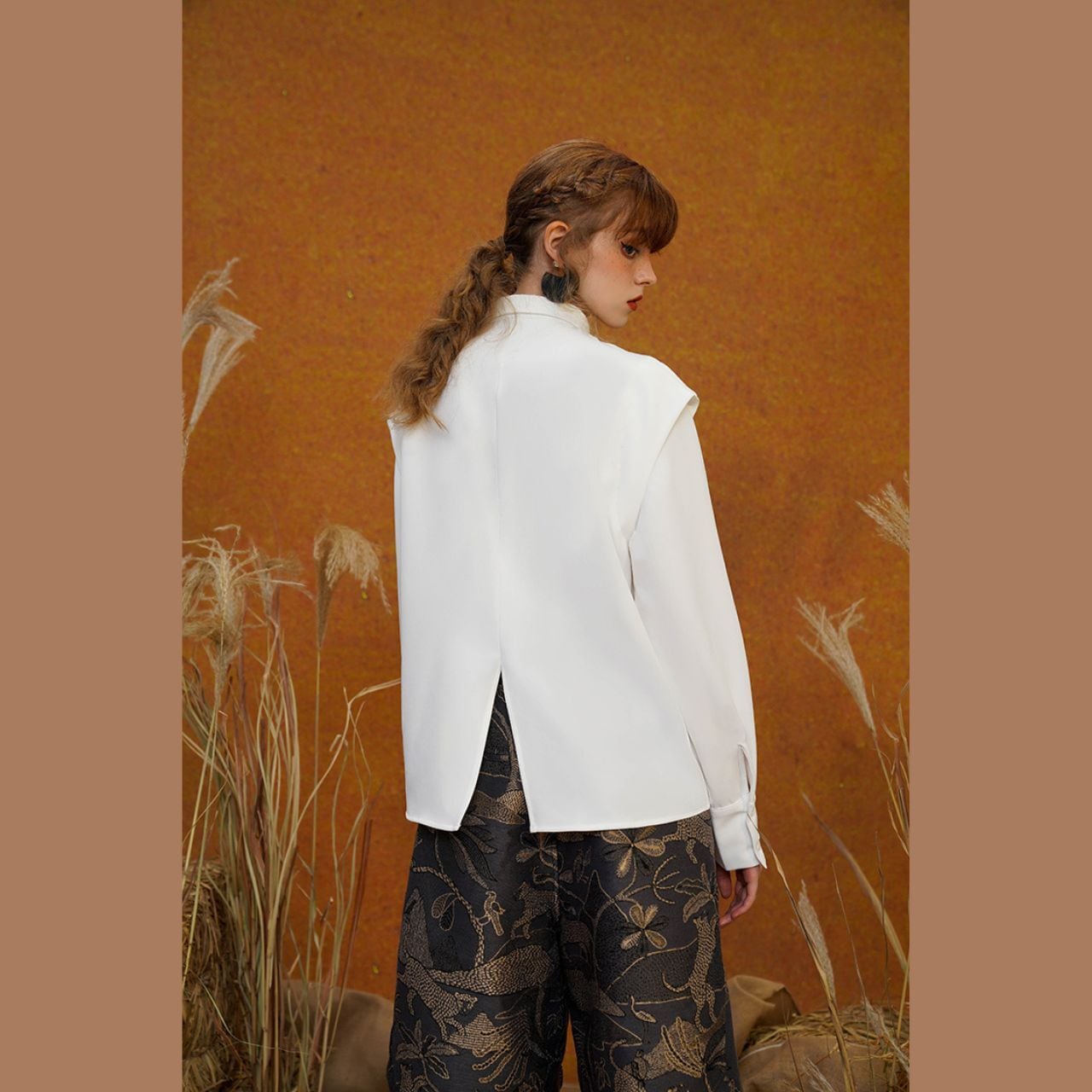 ソリッドバックフレアTee ホワイト ワイルドキャットバックスリットシャツ E00002 | EMMA GRAND