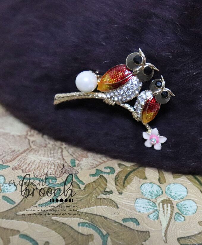 2羽のふくろうブローチ/差し色/北欧/煌めくブローチ/かわいいブローチ/金/ゴールド/いきものブローチ/動物ブローチ/アクセント/ビジュー/カジュアル/上品/フォーマル/パール/桜/花/和風/和装に似合う/pb725