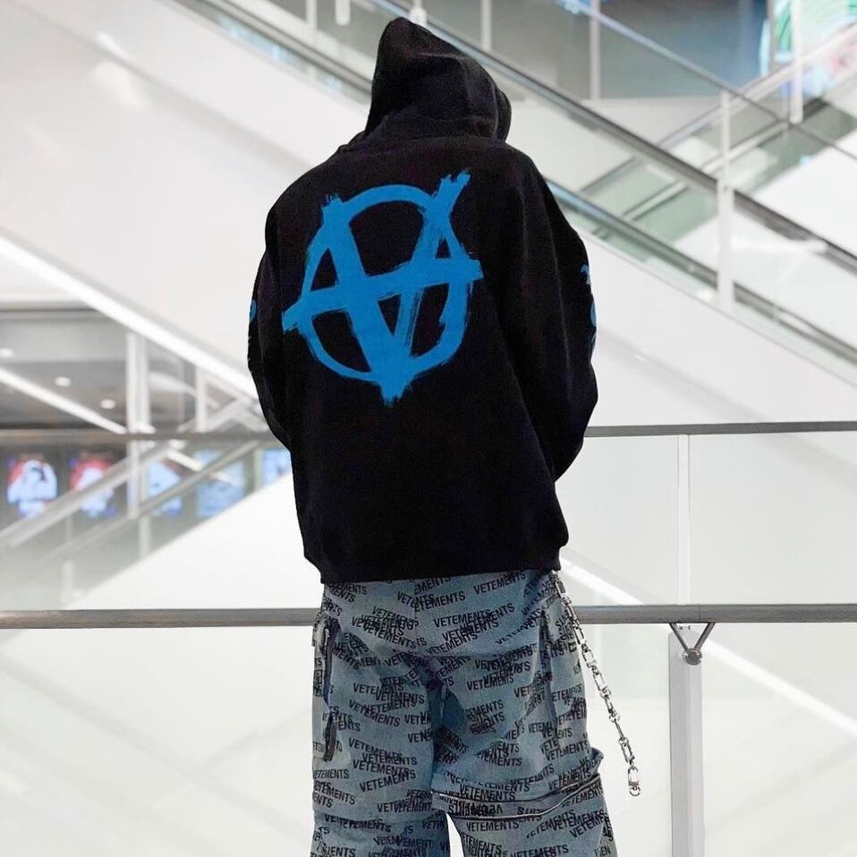 VETEMENTS】DOUBLE ANARCHY LOGO HOODIE(BLACK/BLUE) | AYIN VETEMENTS】DOUBLE ANARCHY LOGO HOODIE(BLACK/BLUE) | AYIN