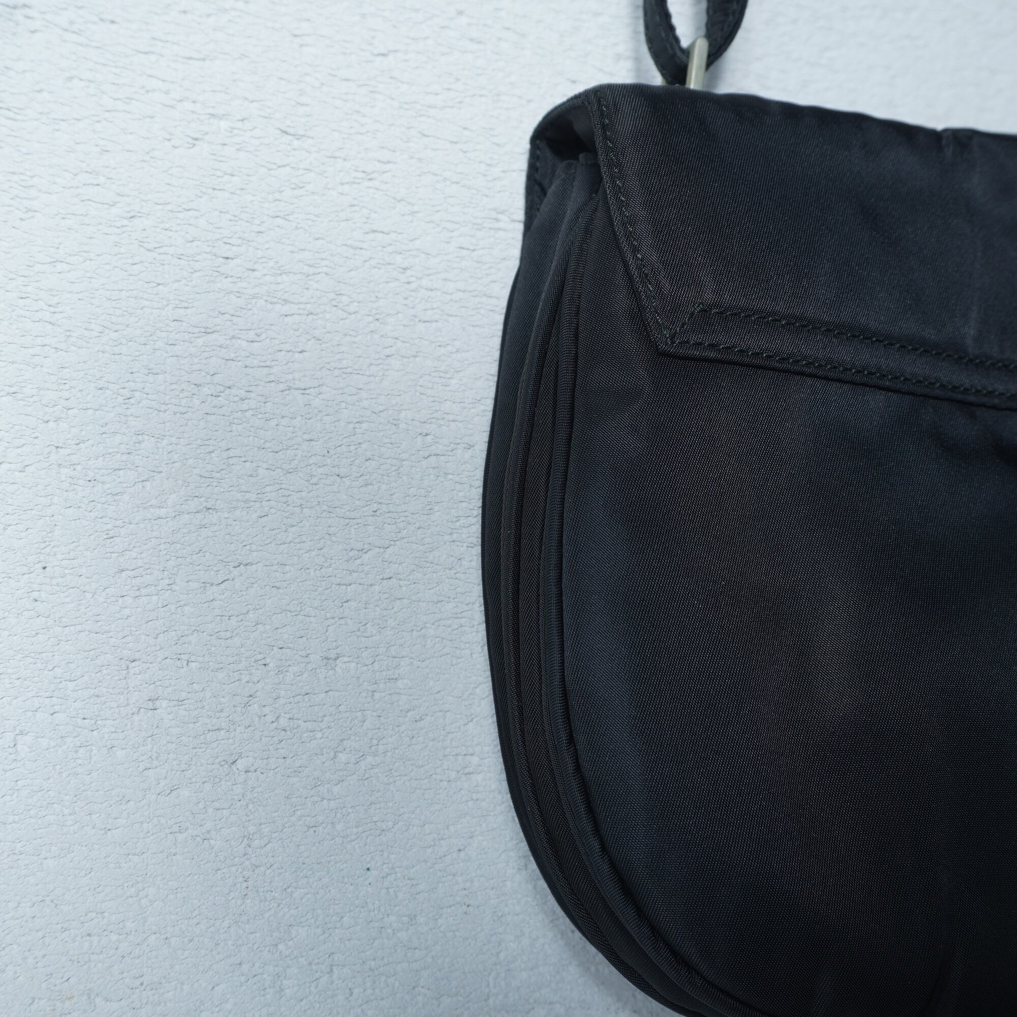 PRADA】プラダ 三角プレートナイロンショルダーバッグ black | MIXHIVE