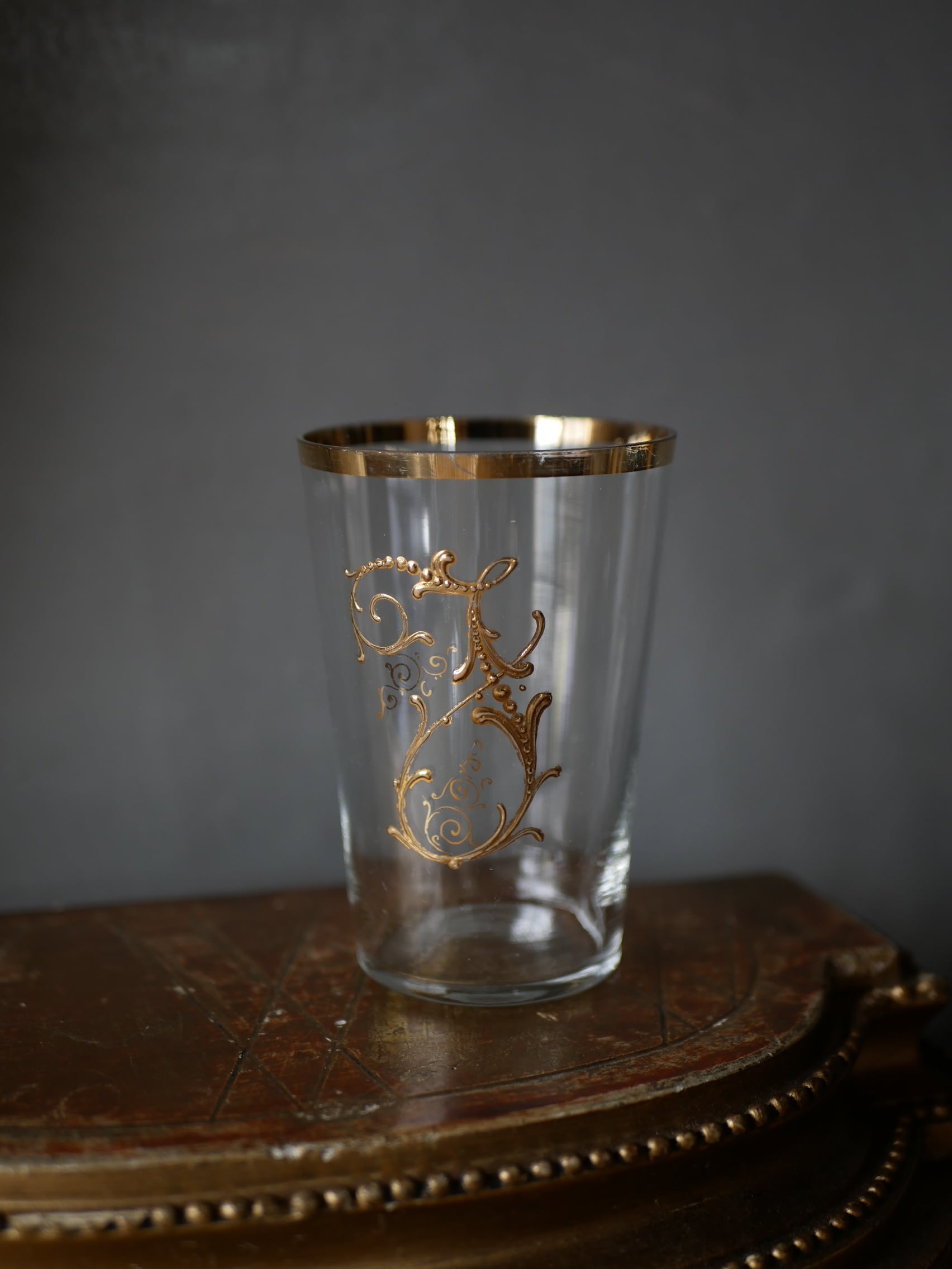 モノグラムの薄いガラスコップ フランスアンティーク ブロカントのある暮らし