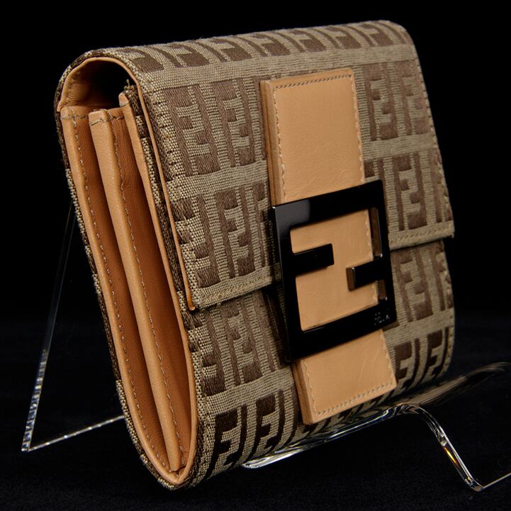 本物・送料無料・美品】FENDI・フェンディ・短財布・二つ折り財布