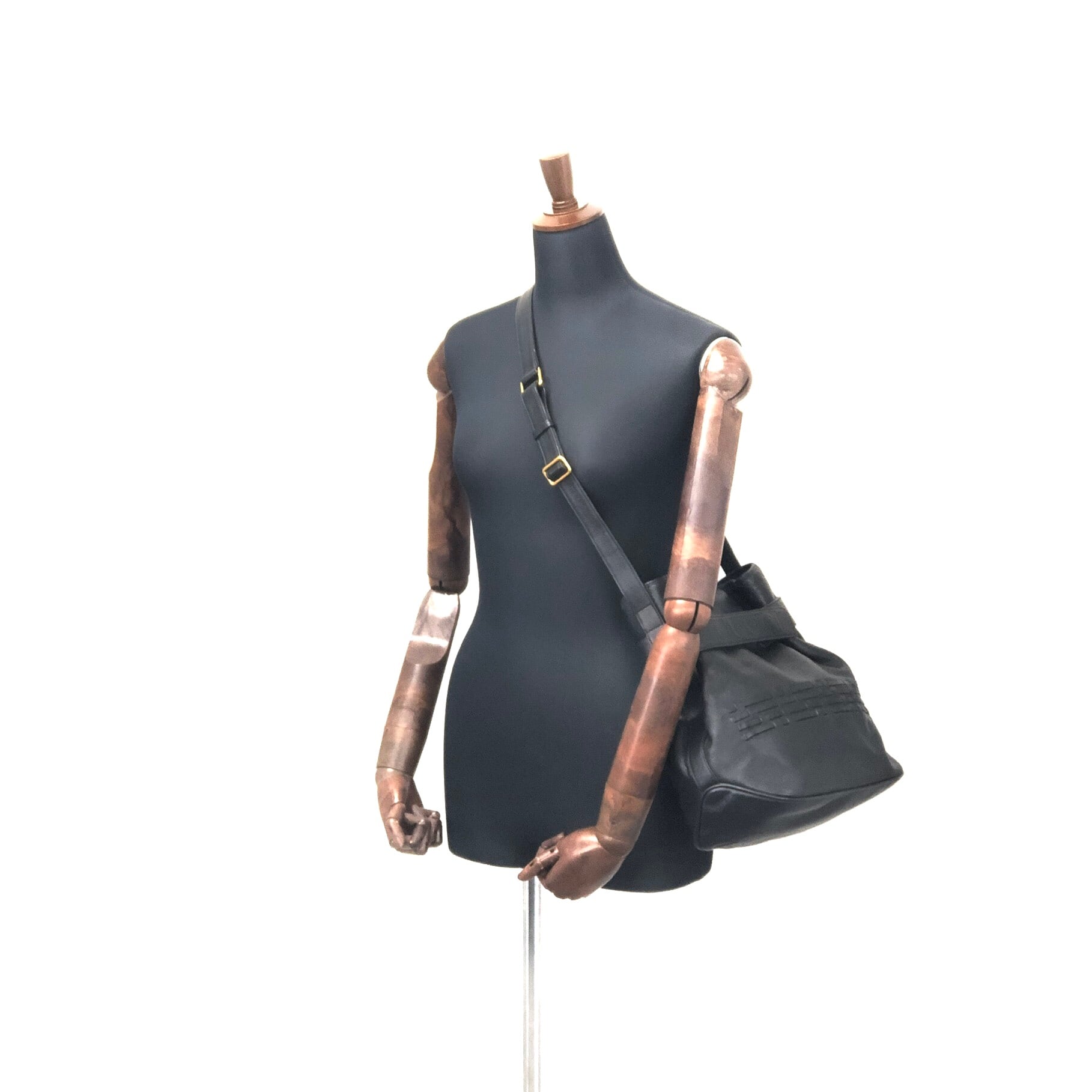 GUCCI グッチ ロゴ型押し レザー 巾着 ショルダーバッグ ブラック