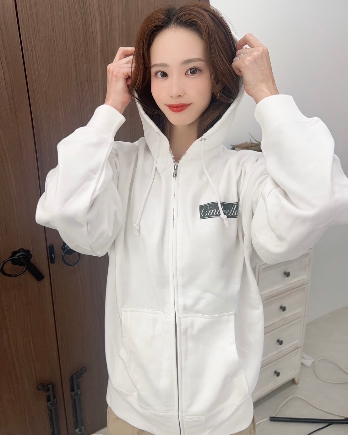 ZIP HOODIE】クラウン［白×ブラックラメ］ | White Cinderella