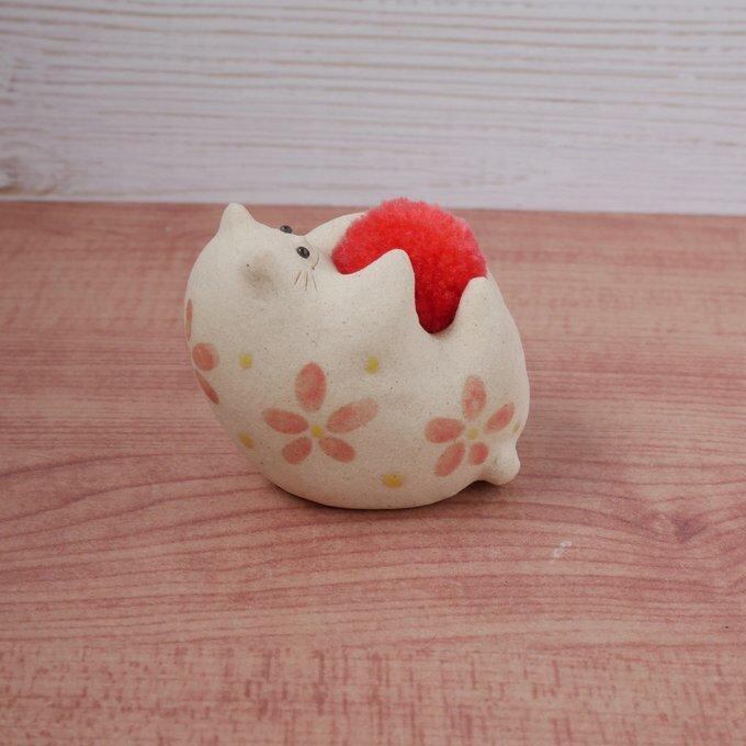 オリジナル陶器猫「ねこのひげ枕」へそ天タイプ 子ねこ 赤花柄 | Dela猫