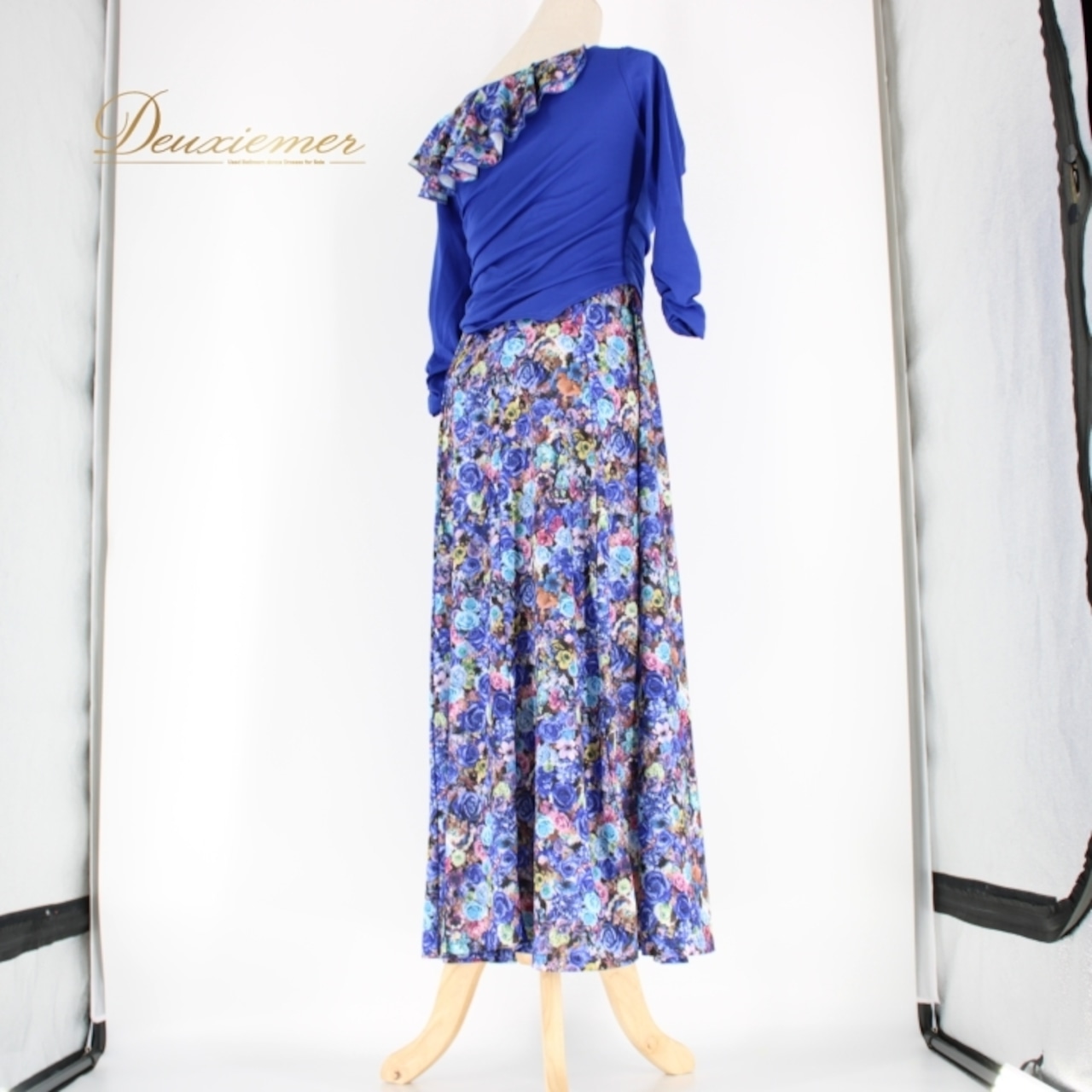 社交ダンス 衣装 スタンダード ドレス ワンピース レッスンウェア パーティ衣装 ICHIOKU イチオク 青 ブルー系 花柄 フリル 薔薇 バラ ダンス衣装 フラワー フラワープリント ロングドレス おしゃれ フェミニン 可愛い 薔薇柄 夜会服 レッスン服 着やすい ノースリーブ ルーズフィット ダンスパフォーマンス 薔薇の花 ダンスムーブメント 美しいライン ステージ衣装 舞台衣装