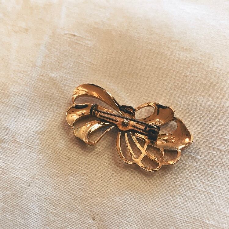 ゴールドメタル リボンのブローチ（b28） | Antique L'armoire de TSUBAKI