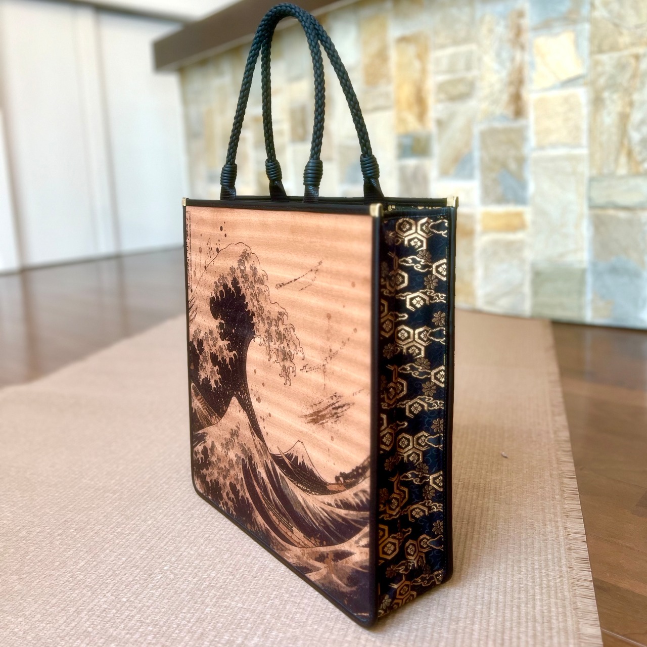 nternational Japan Fashion Gala 2026 Exclusive | Hokusai “The Great Wave” – Walnut × Nishijin Textile × Washi Tatami Bag