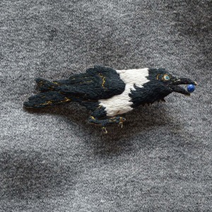 nanase terakoshi  ブローチ ムナジロカラス（ラピスラズリ）