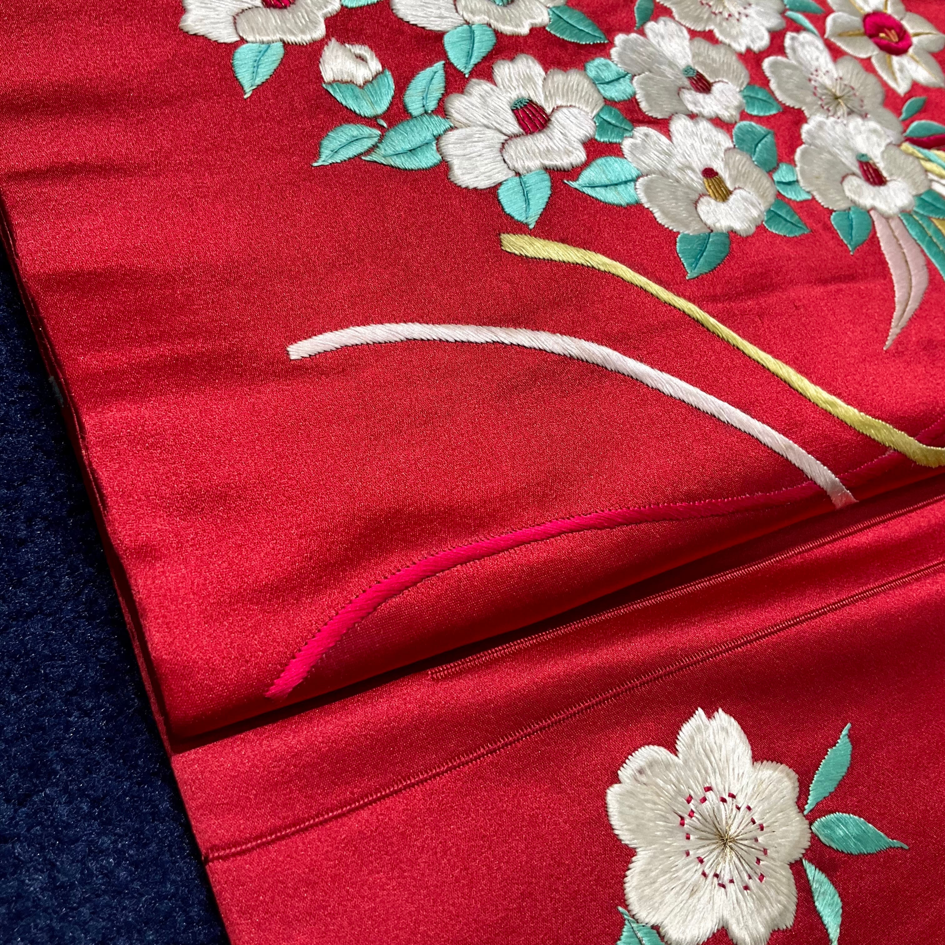 白い花てまり＊刺繍 花薬玉 花鞠 花手毬 紅白 椿 桜 水仙 赤 レッド