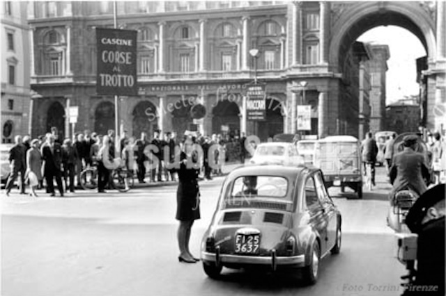 1968年撮影　イタリア　FIAT500 フィアット500 女性警官【443196801】