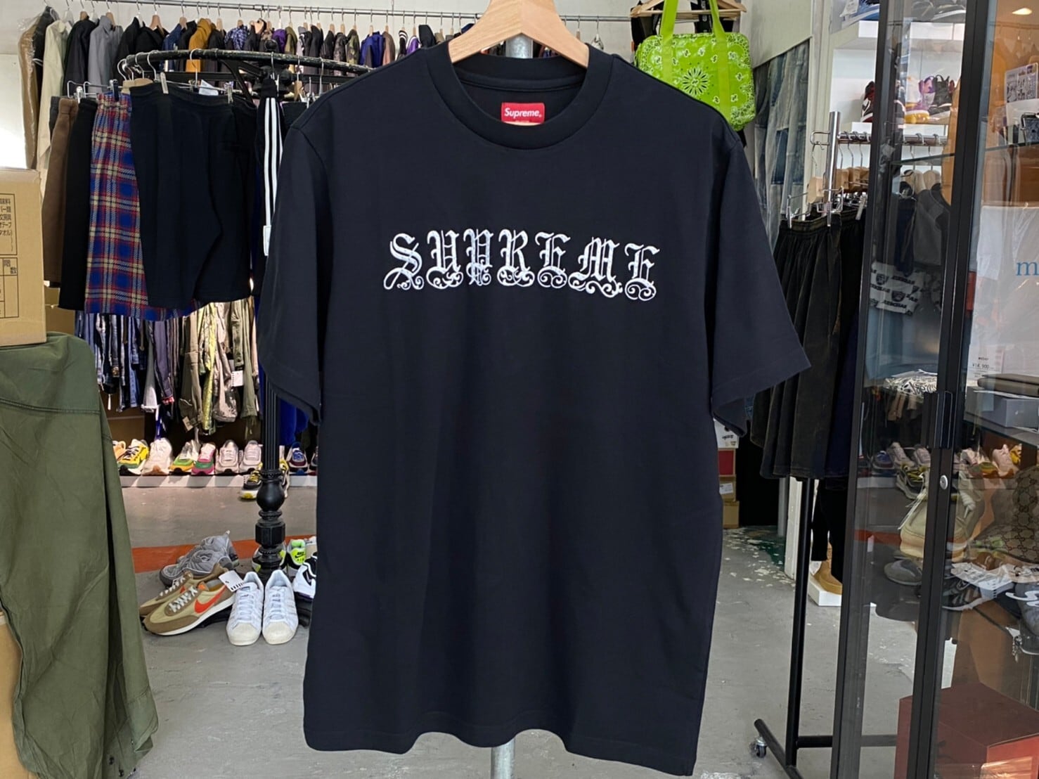 Supreme OLD ENGLISH RHINESTONE SS TOP MEDIUM BLACK 117669 | BRAND 