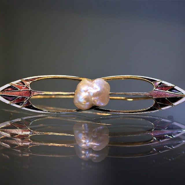 Baroque Pearl & Enamel Gold Brooch  バロック・パールをセンターに置いたエナメルブローチ