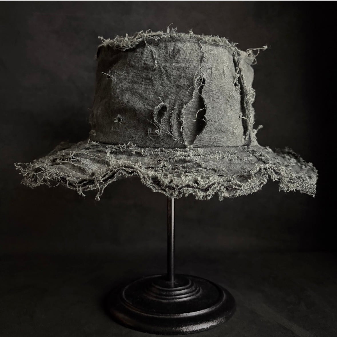 TRIANGLES HAT | Mottled gray damage bucket hat