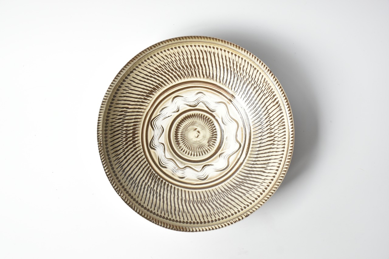 <Sold Out> 小鹿田焼 / 黒木昌伸窯 : 7寸縁角切立皿 白 とびかんな / 櫛描き