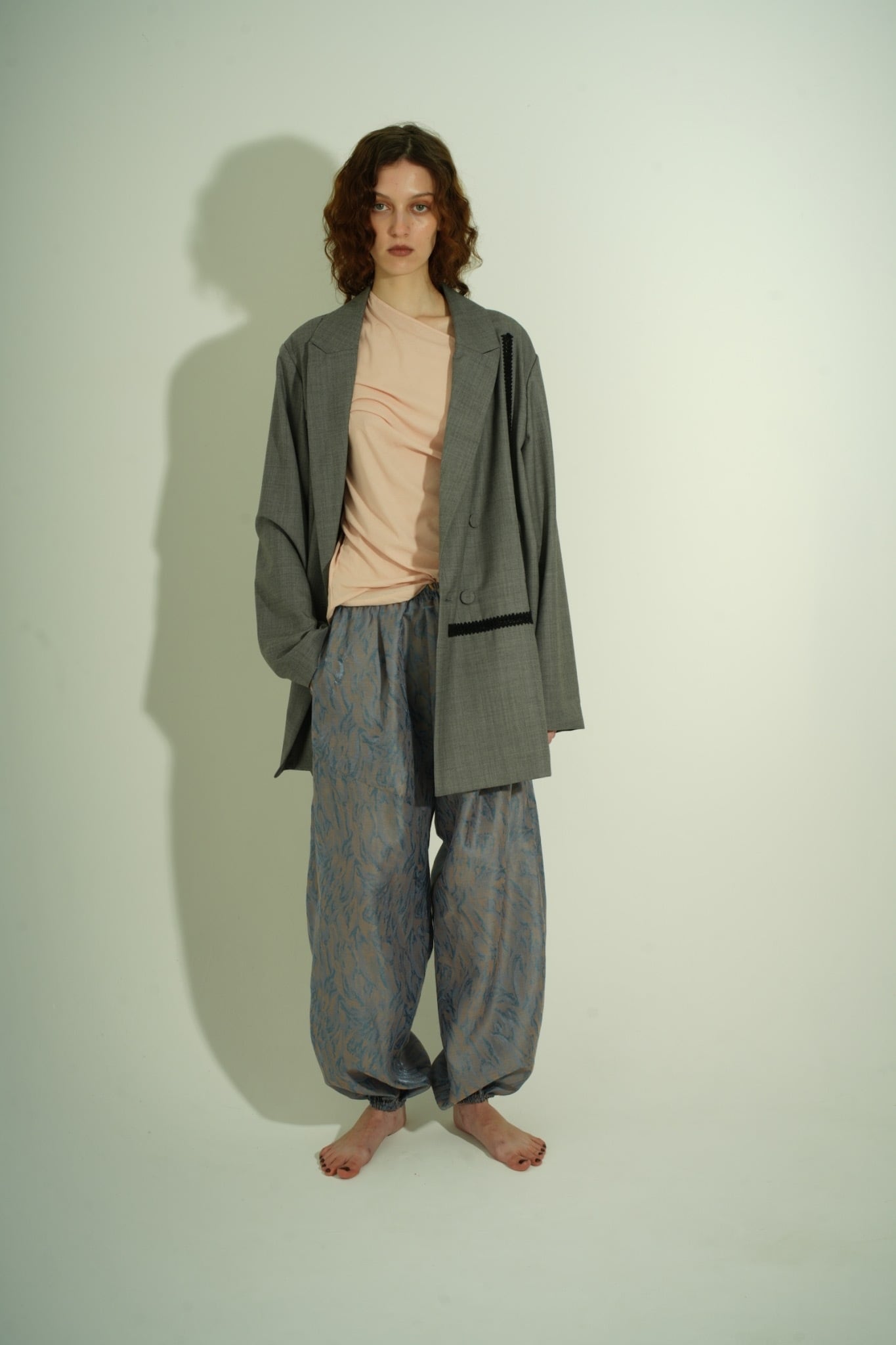 【先行受注 2026 MAIN COLLECTION】CHAMBRAY JQ EASY TROUSERS / MOCA