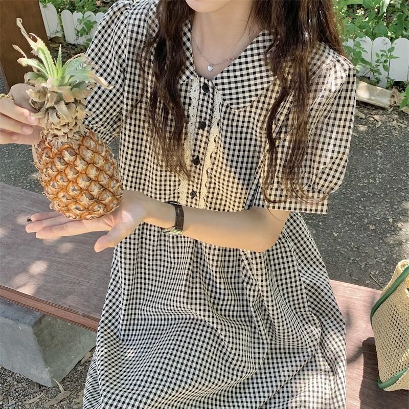 【着用レビュー】ワンピース レディース フレアワンピース S M チェック柄 ギンガムチェック ミディアム丈 膝下丈 ミモレ丈 半袖 パフスリーブ 前開き ボタン レース 襟付き 襟あり 清楚 上品 かわいい 可愛い シンプル カジュアル おしゃれ レトロ キュート ガーリー ブラック 無地 春 夏 秋 10代 20代 30代 OL 通勤 学生 通学 デート お出かけ 女子会 パーティー イベント 着回し 韓国系 ファッション コーデ スタイル 楽ちん モテ 流行 インスタ 定番 リラックス 送料無料