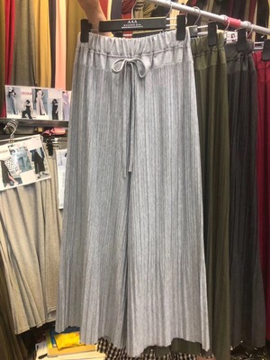 プリーツパンツ