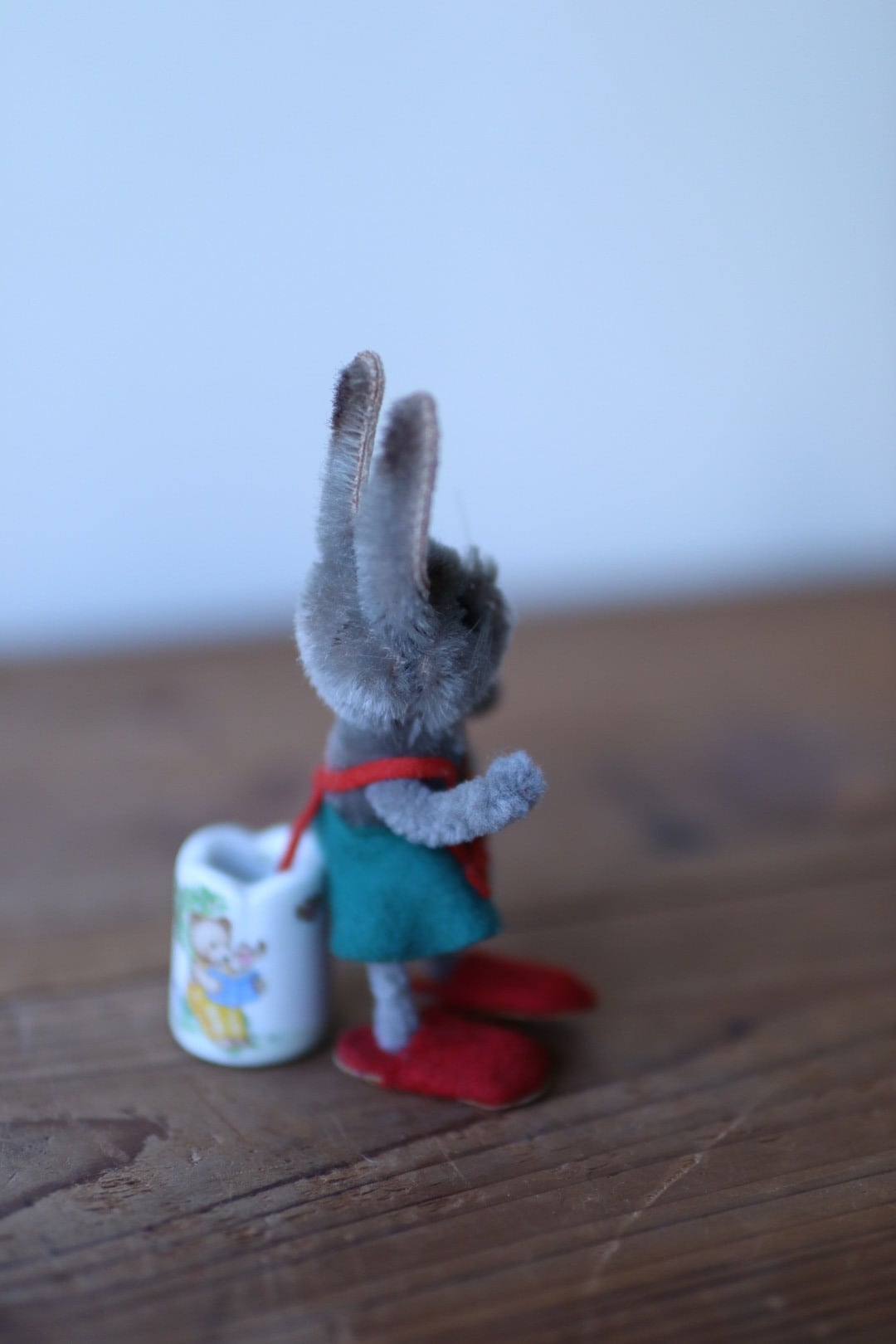 ヴィンテージ シュコー スカートをはいたうさぎ