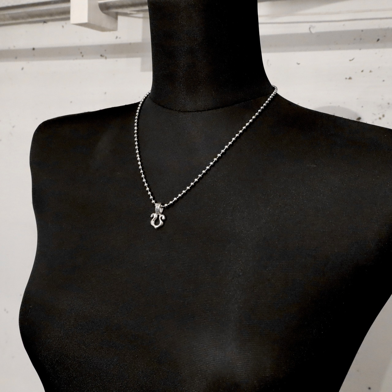 TINY RHYTHMIC HORSESHOE PENDANT / タイニーリズミックホースシューペンダント
