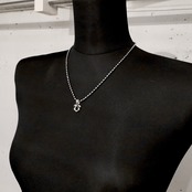 TINY RHYTHMIC HORSESHOE PENDANT / タイニーリズミックホースシューペンダント