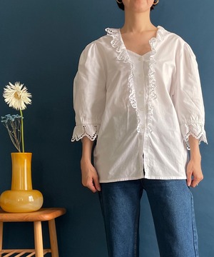 【送料無料】 Vintage Austrian puffy sleeves blouse（80年代 オーストリア アンティーク 古着 レース ブラウス）