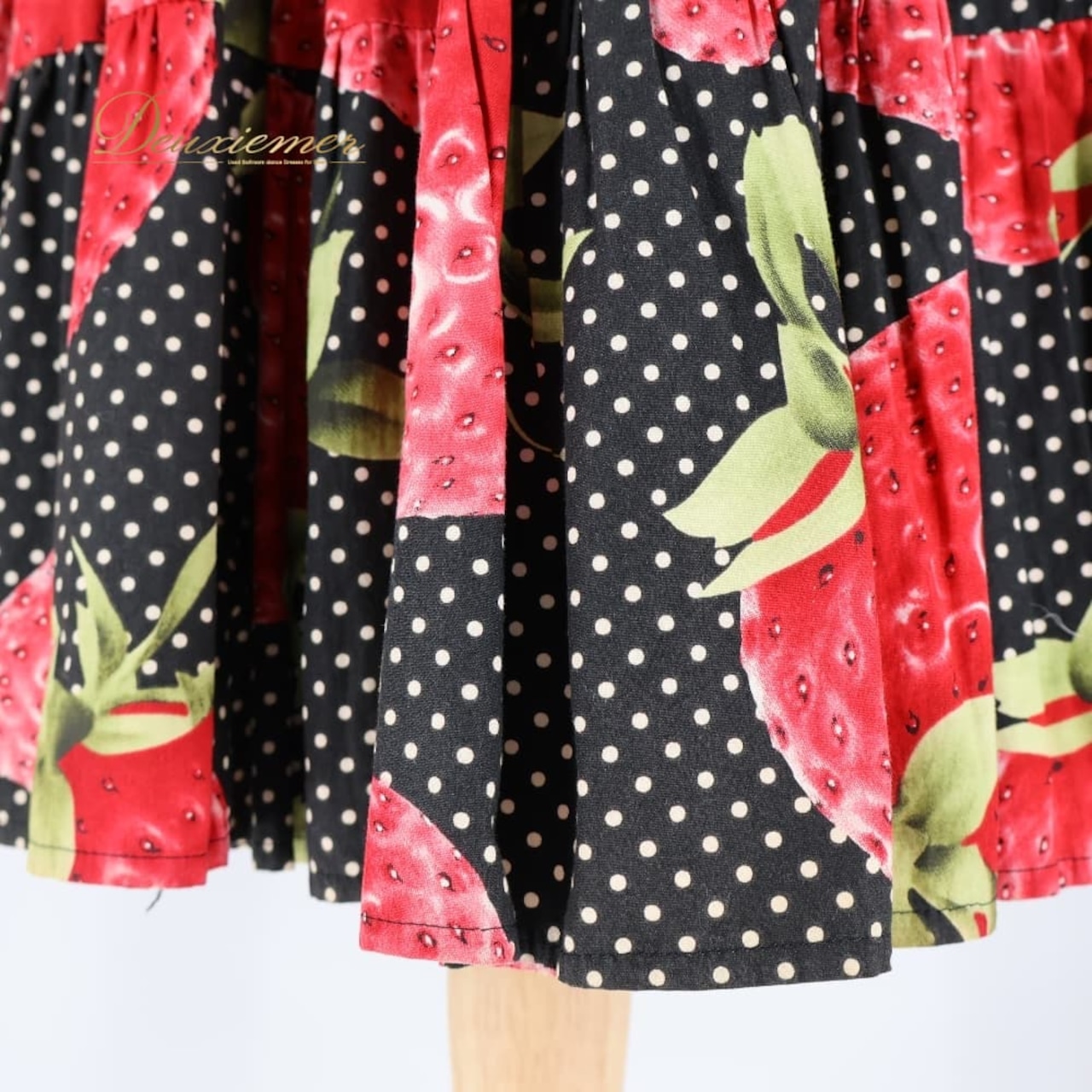 フォークダンス 衣装 スカート ブラック系 いちご 苺 チロリアン チロルスカート カントリー 果物 黒 赤 白 緑 水玉 ドット柄 華やか かわいい ダンス衣装 練習 レッスン イベント イチゴ レッド系 グリーン系 ホワイト系