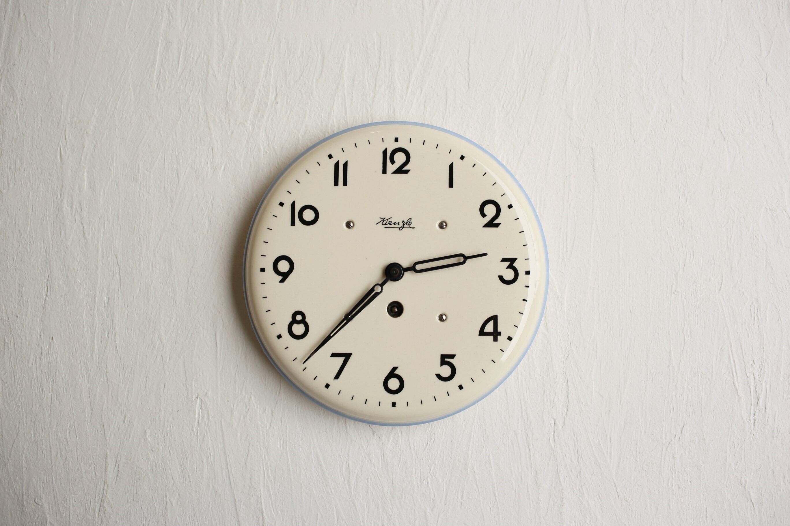 ドイツ アンティーク ヴィンテージ Kienzle 陶器製 掛時計 円型 (ゼンマイ式)N-03432